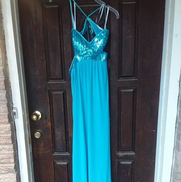 Formal dress - Picture 1 of 2